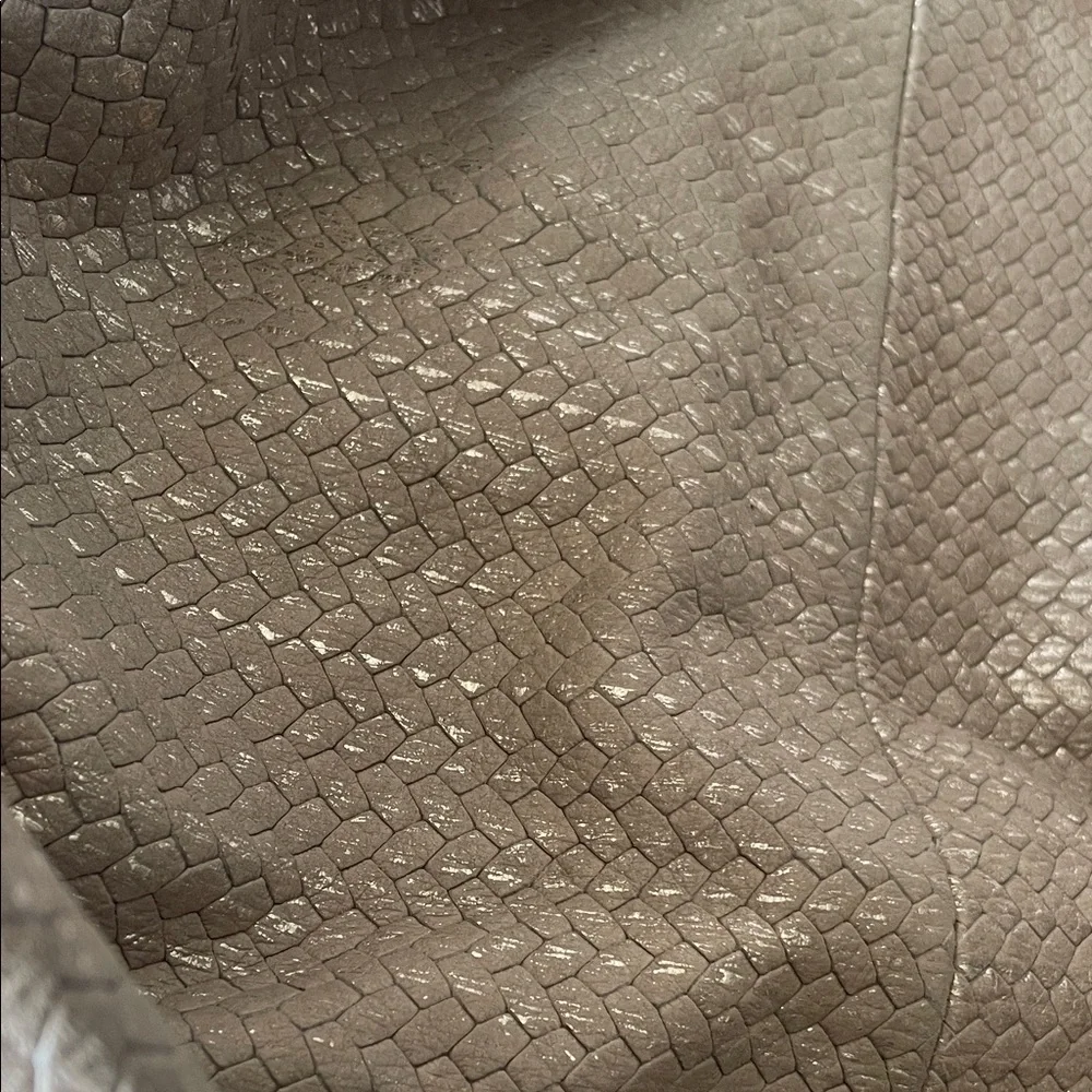 Chic Woven Hobo Bag in Metallic Gold